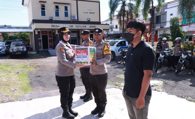 Personel Polres mewakili masyarakat terima bantuan sosial. (Polres Ternate for AyoTernate)