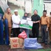 Sekda Kota Ternate, Rizal Marsaoly didampingi BPBD Kota Ternate bersama Baznas Kota Ternate menyalurkan bantuan kemanusiaan. Foto: Istimewa
