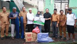 Sekda Kota Ternate, Rizal Marsaoly didampingi BPBD Kota Ternate bersama Baznas Kota Ternate menyalurkan bantuan kemanusiaan. Foto: Istimewa