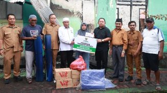 Sekda Kota Ternate, Rizal Marsaoly didampingi BPBD Kota Ternate bersama Baznas Kota Ternate menyalurkan bantuan kemanusiaan. Foto: Istimewa