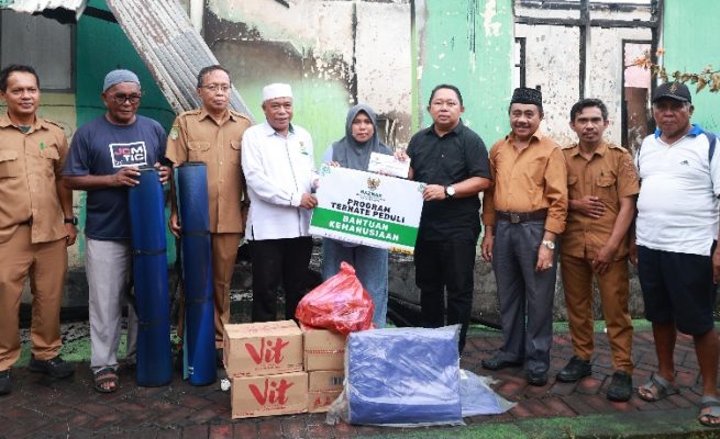Sekda Kota Ternate, Rizal Marsaoly didampingi BPBD Kota Ternate bersama Baznas Kota Ternate menyalurkan bantuan kemanusiaan. Foto: Istimewa